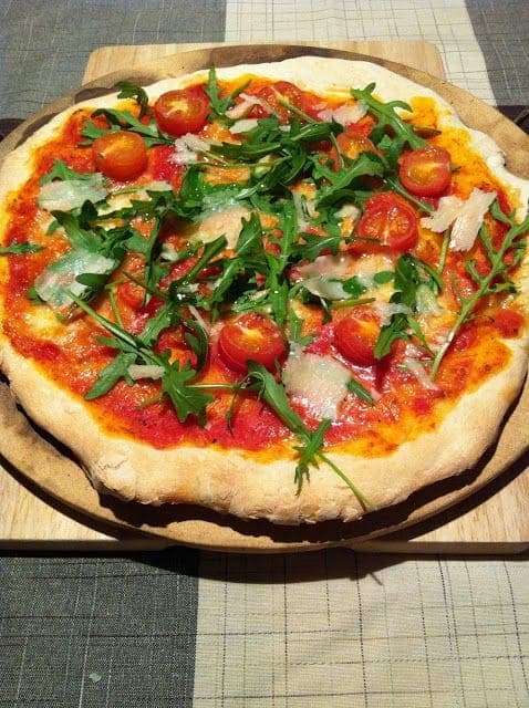 Imagen de Pizza de rúcula y cherry